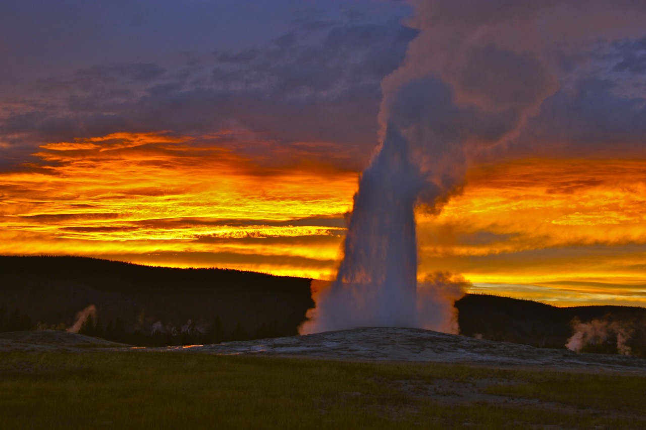 Old faithful. Old Faithful Гейзер. Yellowstone National Park old Faithful. Старый служака Йеллоустонский национальный парк. Old Faithful Geyser.